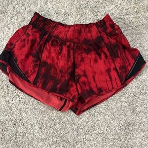 Lululemon Women’s Hotty Hot Short Red&Black Tie Dye Size 6 2.5 inch